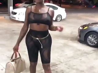 Outdoor Slimthick black trans twerking and showing off