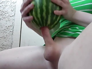 Любительское Young TS fuck a cucumber